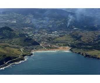 Playa de La Arena y Petronor