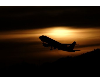 Avión despegando al atardecer